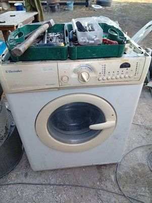 Вживані запчастини до пральної машини Electrolux EW1077F.  Розбирання пральної машини Electrolux EW1077F.  Electrolux EW1077F за запчастинами 3852*E фото