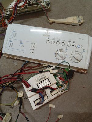 Вживаний модуль управління пральної машини Indesit  215011354.01 Серійний номер: 1212200798 Дата випуску: 16.01.08 4017*E фото